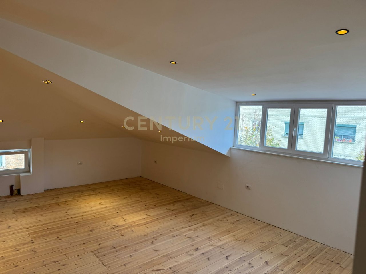 🏢 AMBIENT “CORNER” ME QIRA – PRANË RRUGËS KRYESORE, KOMBINAT