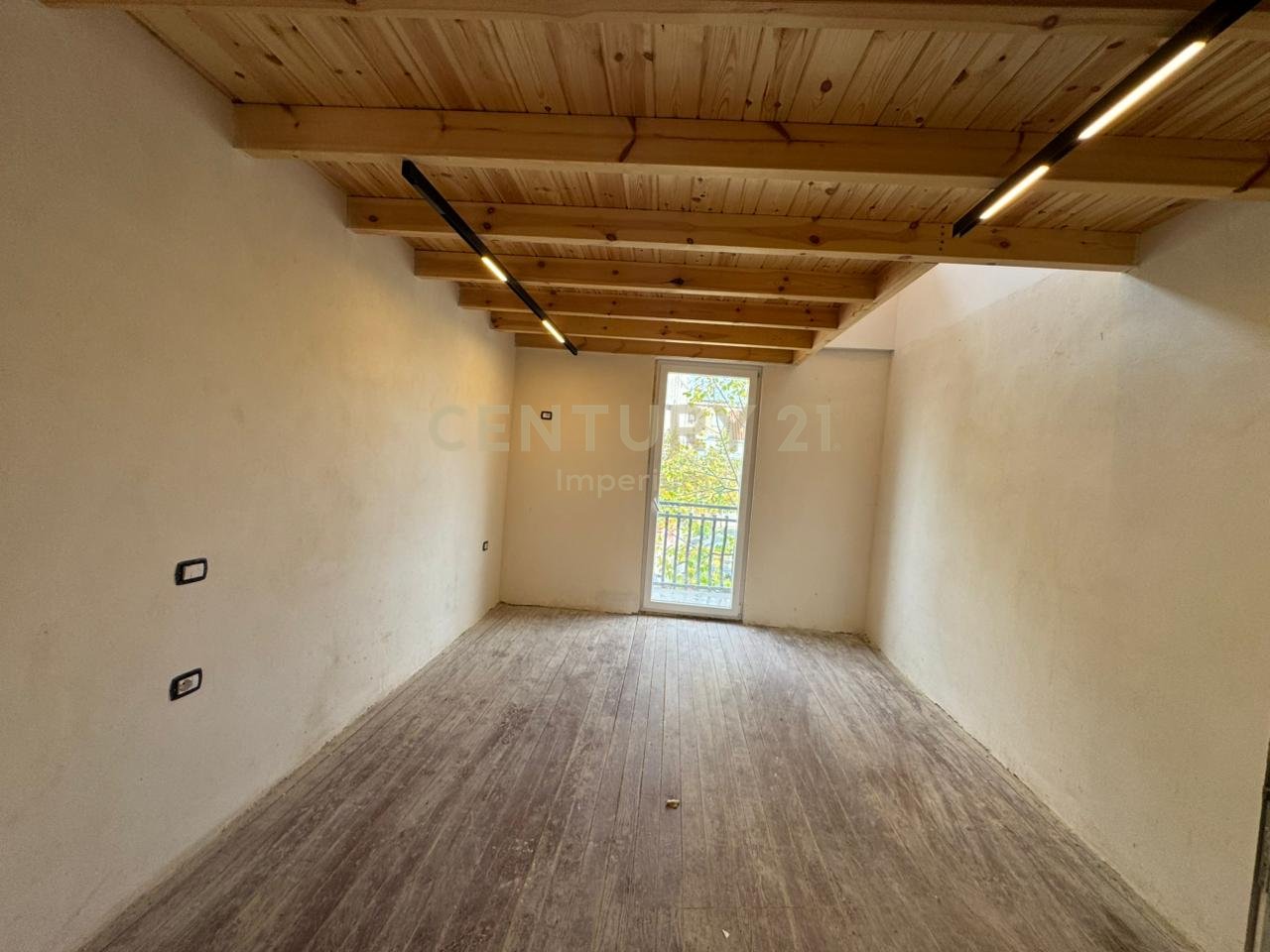 🏢 AMBIENT “CORNER” ME QIRA – PRANË RRUGËS KRYESORE, KOMBINAT