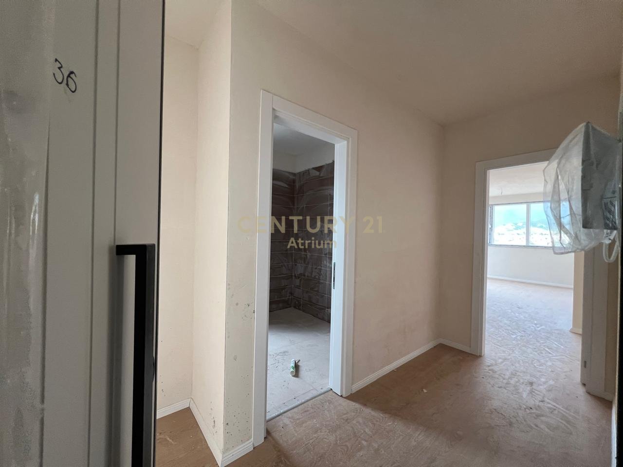 SHITET APARTAMENT 1+1 ME VERANDË PRANË SHKOLLËS SË BASHKUAR