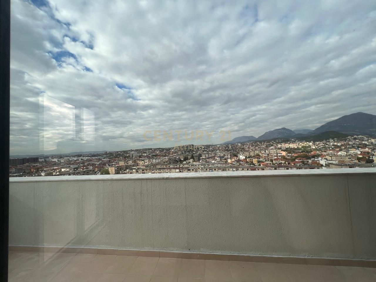 SHITET APARTAMENT 1+1 ME VERANDË PRANË SHKOLLËS SË BASHKUAR