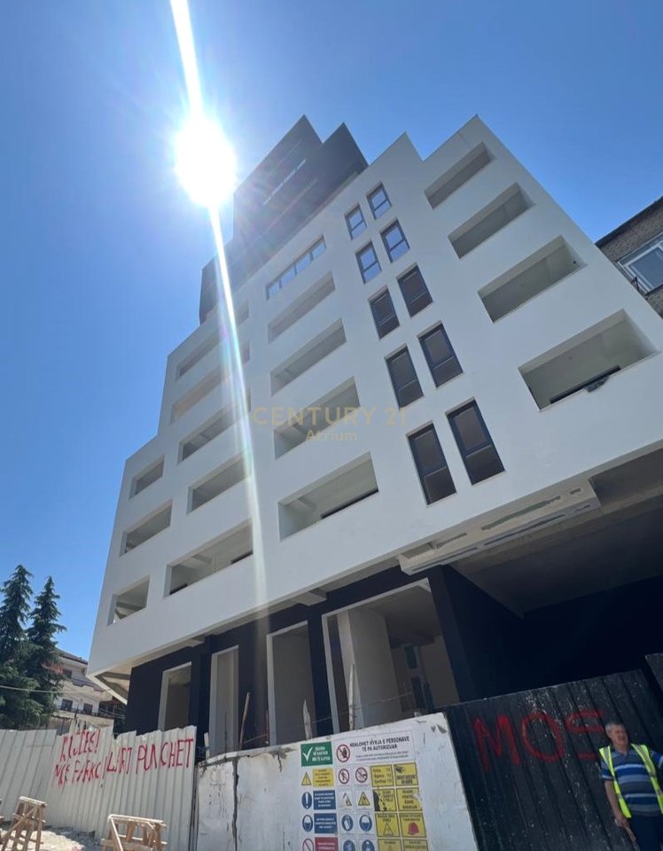 SHITET APARTAMENT 1+1 ME VERANDË PRANË SHKOLLËS SË BASHKUAR