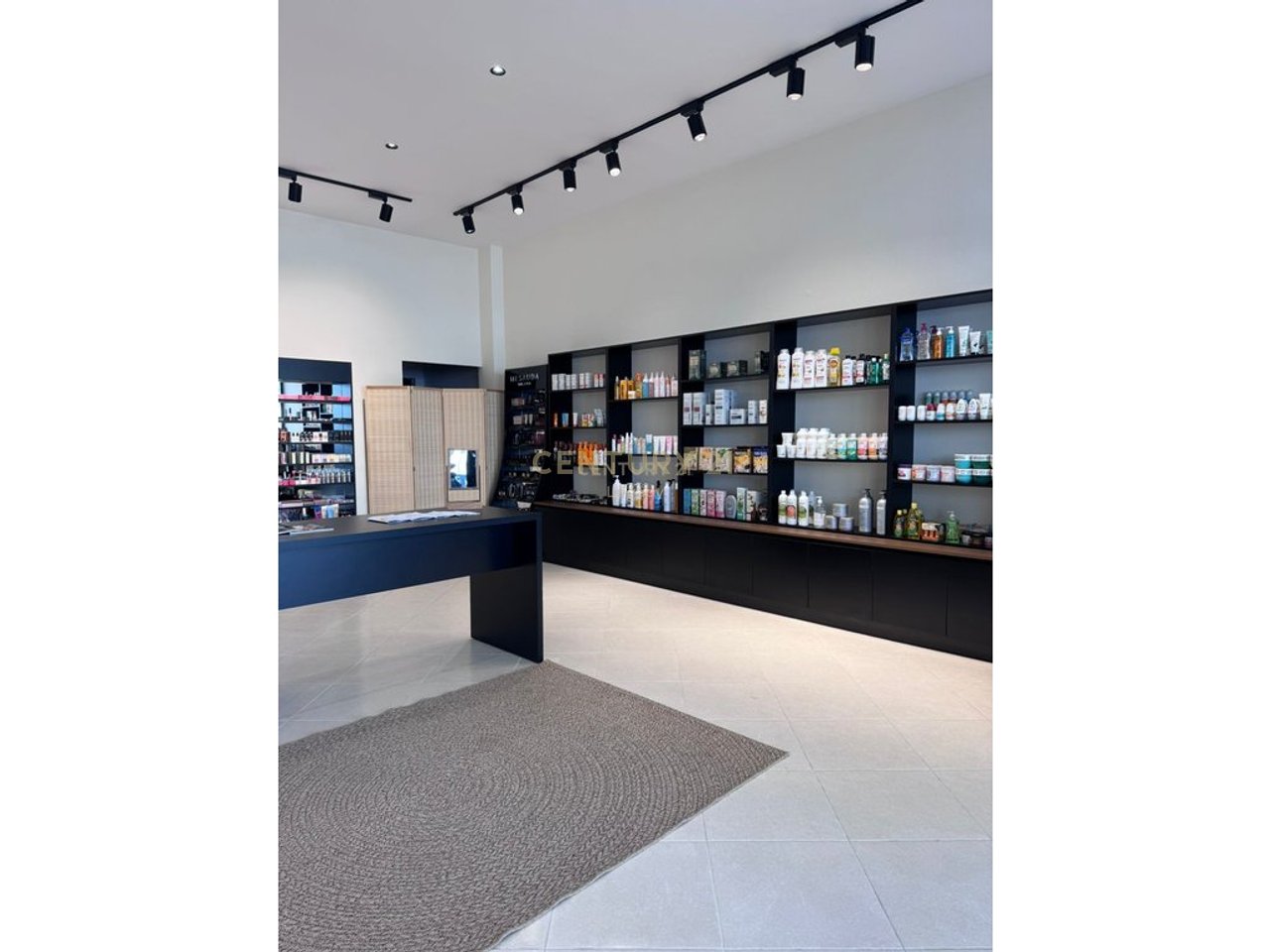 Spazio in affitto disponibile a Villa L 1, Roadside!!!