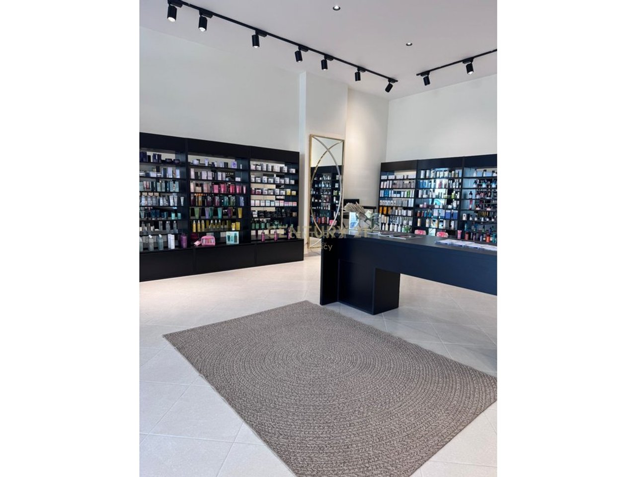 Spazio in affitto disponibile a Villa L 1, Roadside!!!