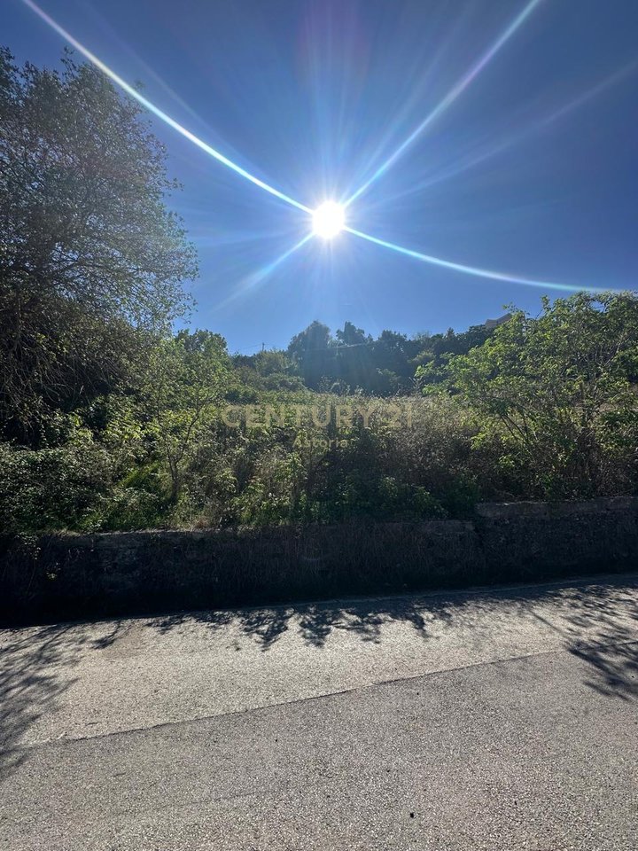 Terreno in vendita con vista sul lago di Kashar con potenziale per investimenti turistici.