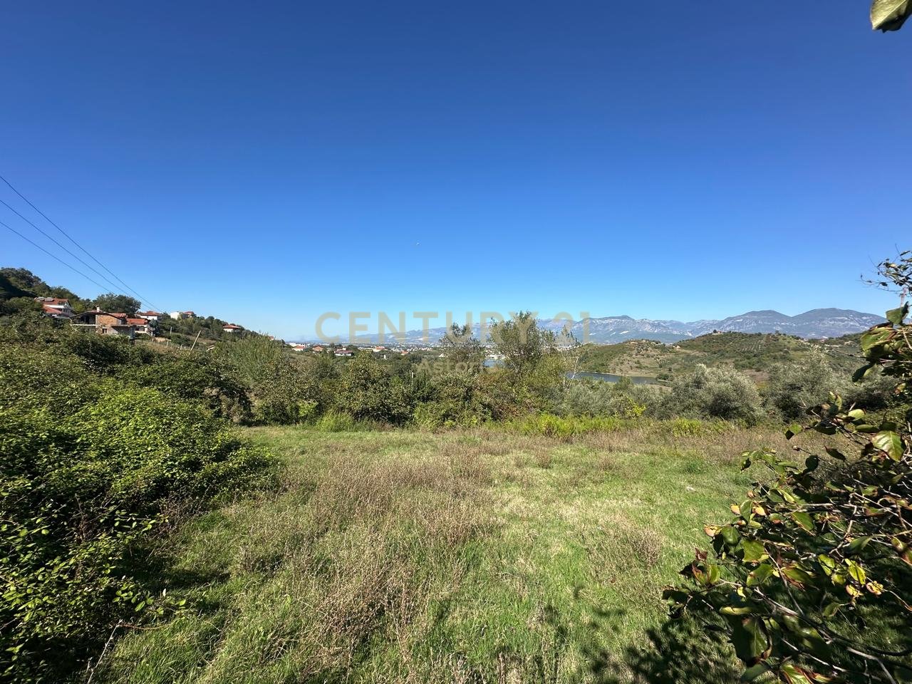 Terreno in vendita con vista sul lago di Kashar con potenziale per investimenti turistici.