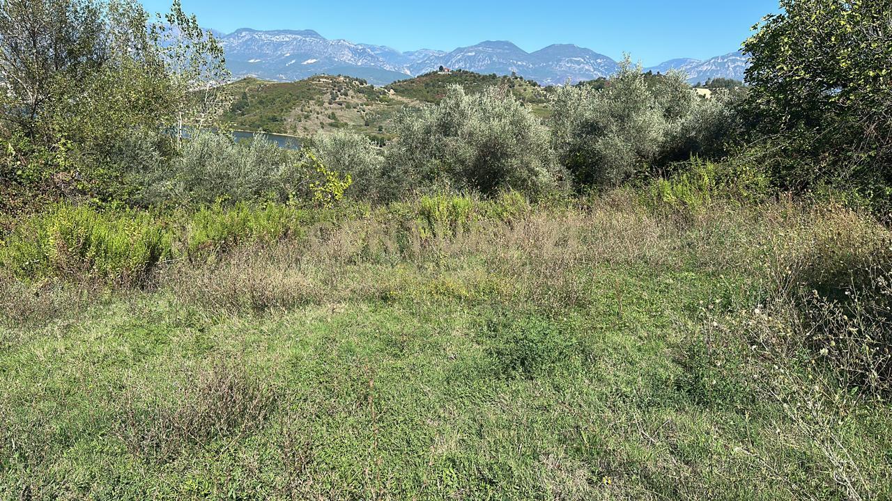 Terreno in vendita con vista sul lago di Kashar con potenziale per investimenti turistici.
