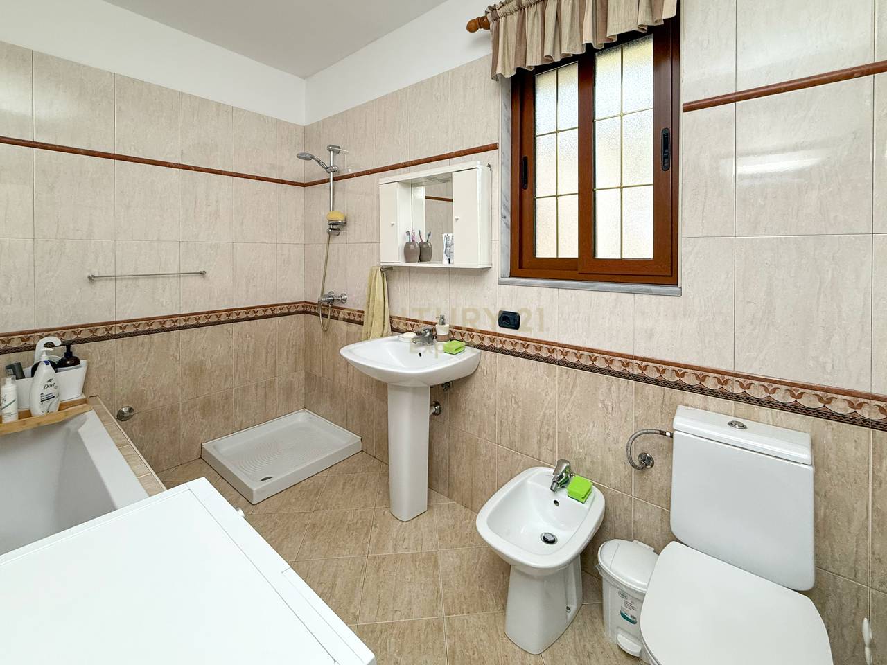 Casa numero 4 in Rruga Riza Cerova, Tirana!