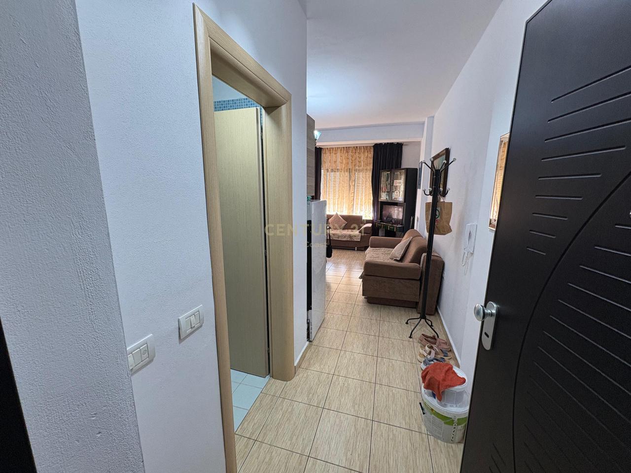Apartament Modern 1+1 për Qira – Linja e Parë në Lungomare, Zona e “Rrapit”, Vlorë.