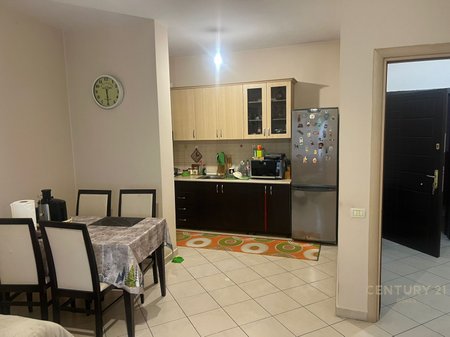 Shitet Apartament 1+1 prane pallateve Çabej-Yzberisht!