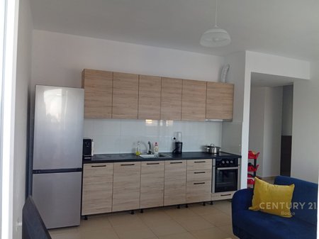 Apartament me qira 2+1 me verandë – Kombinat, Tiranë