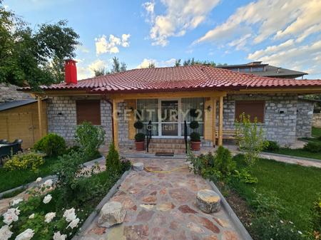 Private house and land equipped with a construction permit for a hotel for sale in Voskopojë!