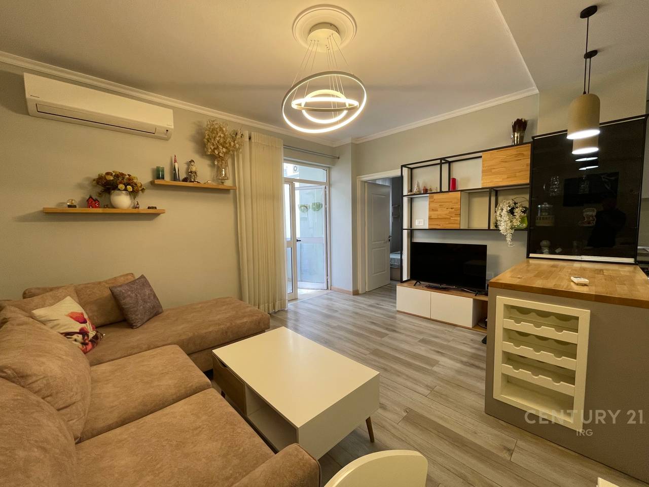 Apartament 3+1+2 ne Komune te Parisit + mundesi per post parkimi e pagese Ekstra!