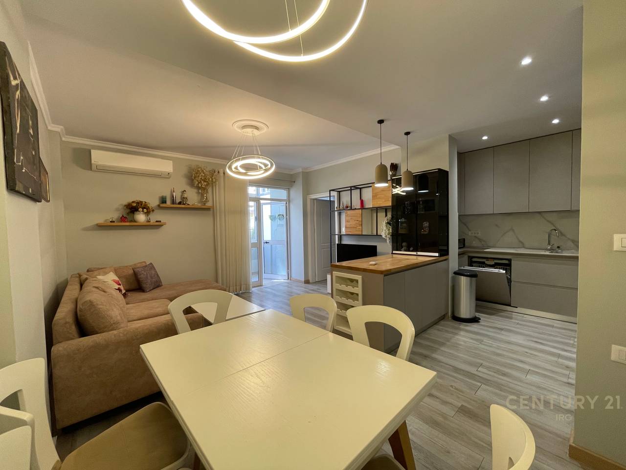 Apartament 3+1+2 ne Komune te Parisit + mundesi per post parkimi e pagese Ekstra!