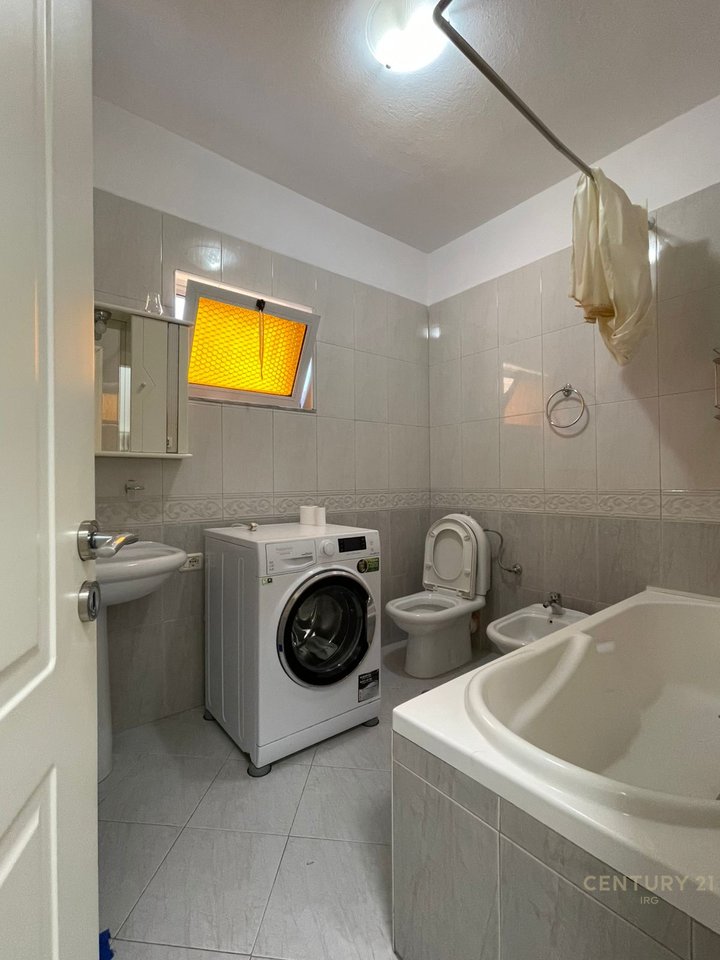 Apartament 3+1+2 ne Komune te Parisit + mundesi per post parkimi e pagese Ekstra!
