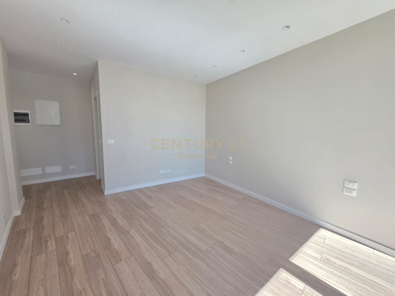 Office for Rent + Parking Space Residenca Lake View!! 1500 € /month!
