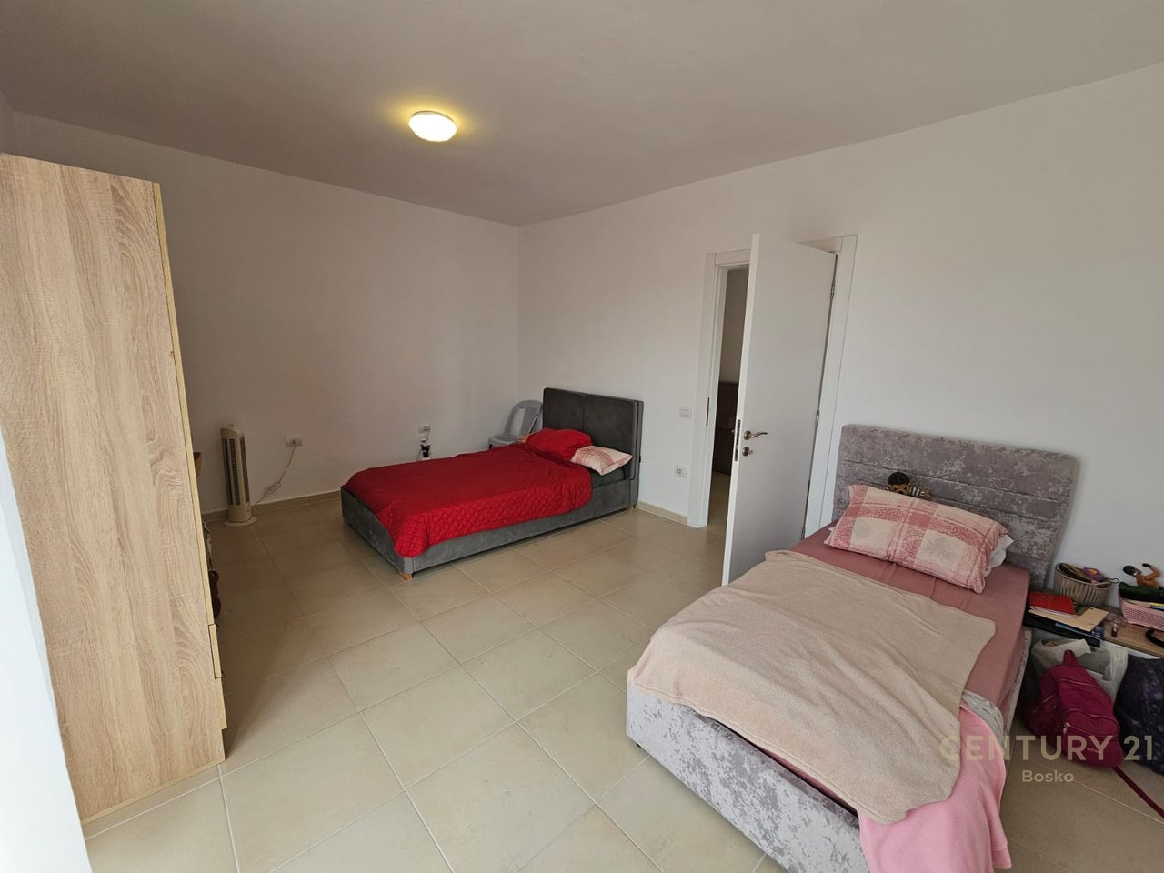 Appartamento 2+1 in affitto con veranda – Kombinat, Tirana