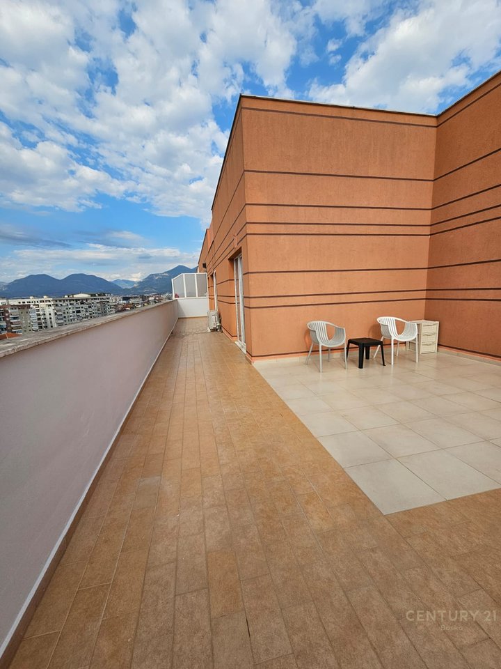 Appartamento 2+1 in affitto con veranda – Kombinat, Tirana