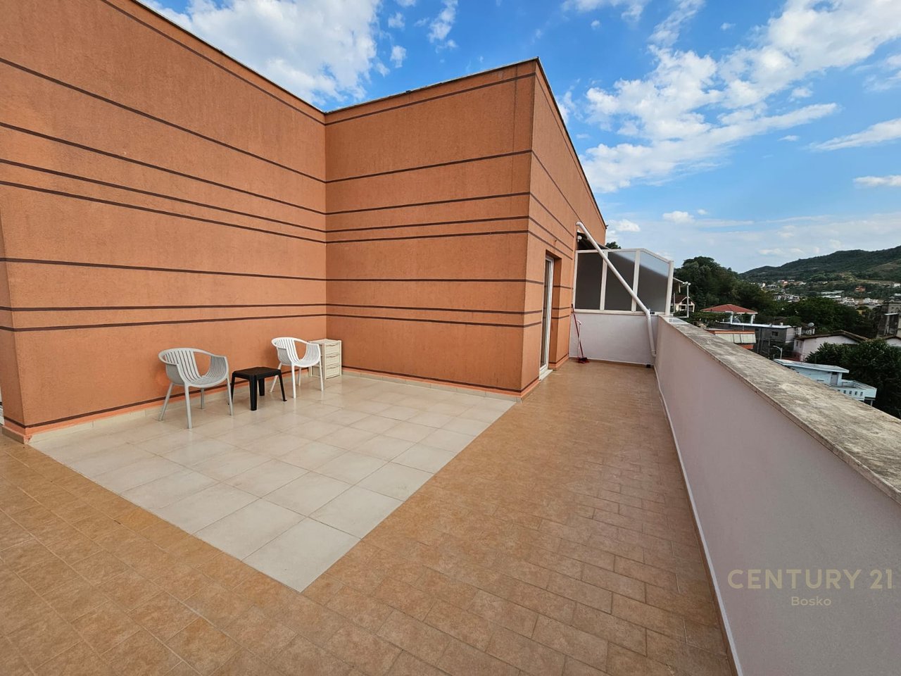 Appartamento 2+1 in affitto con veranda – Kombinat, Tirana