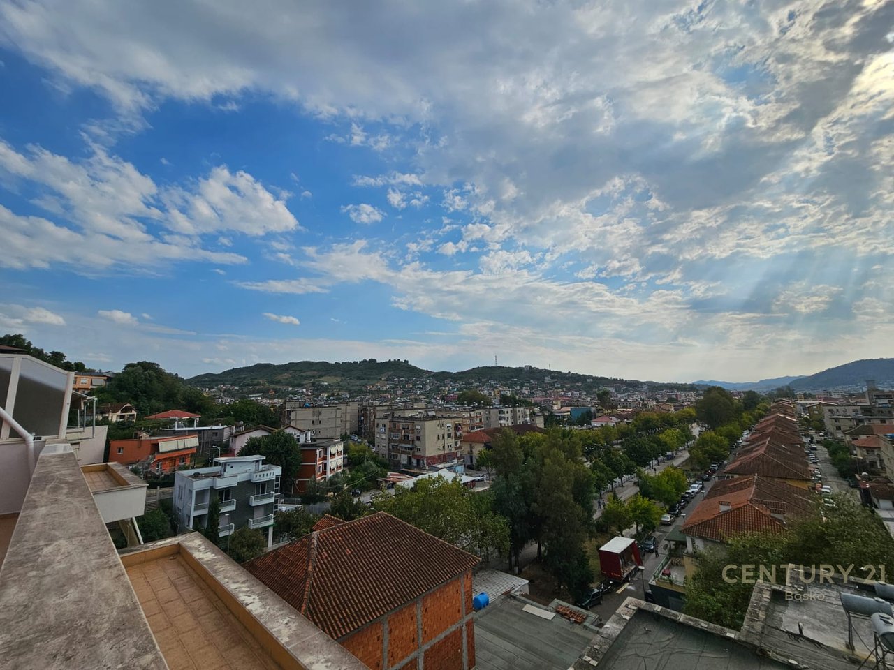 Appartamento 2+1 in affitto con veranda – Kombinat, Tirana