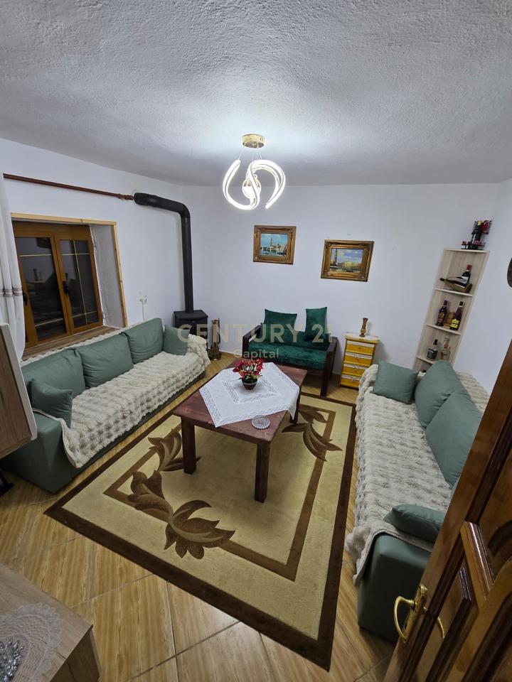 Private house and land equipped with a construction permit for a hotel for sale in Voskopojë!