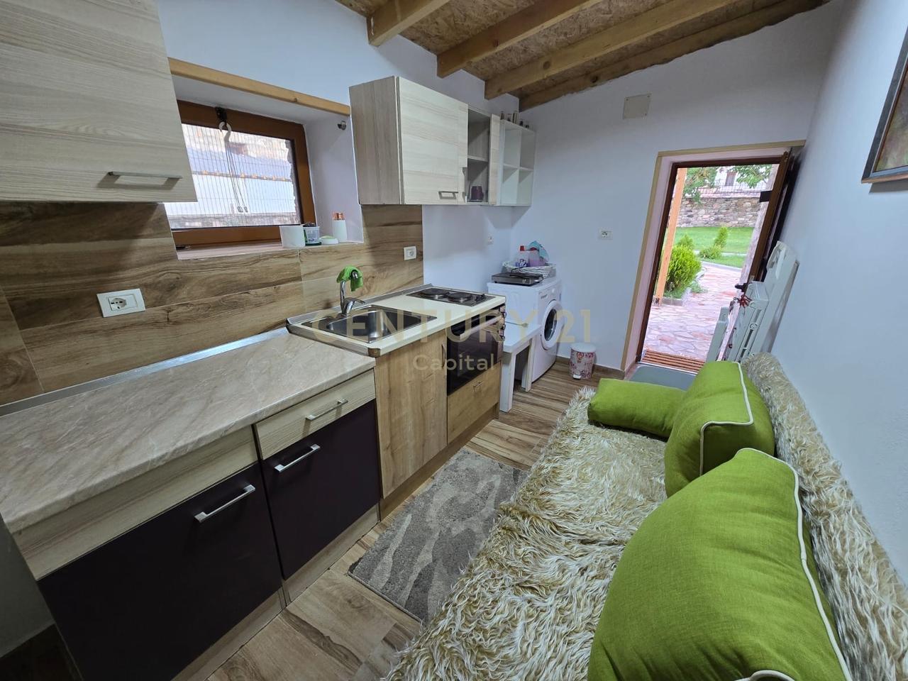 Private house and land equipped with a construction permit for a hotel for sale in Voskopojë!