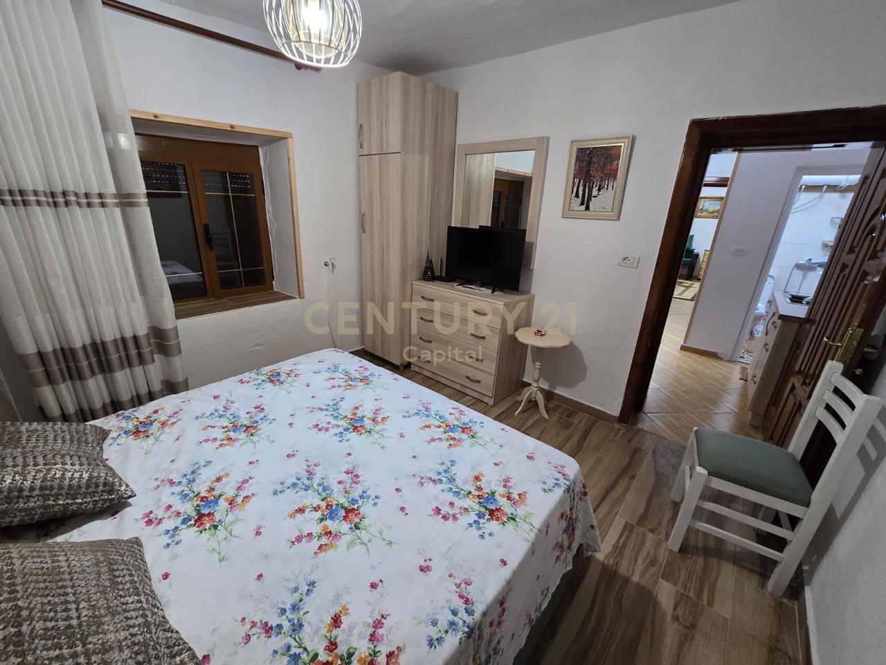 Private house and land equipped with a construction permit for a hotel for sale in Voskopojë!