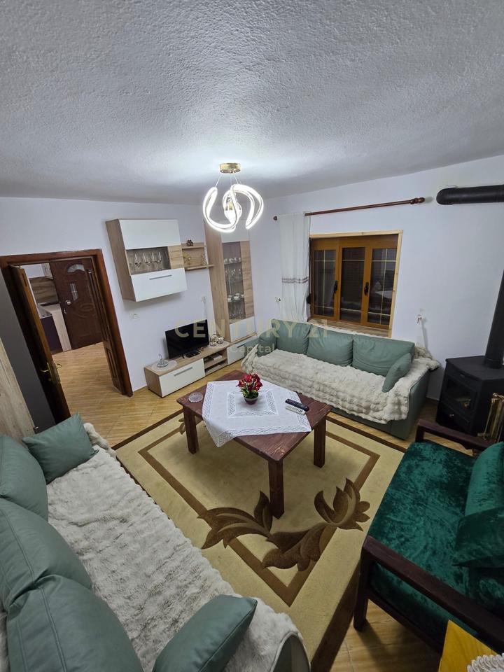 Private house and land equipped with a construction permit for a hotel for sale in Voskopojë!