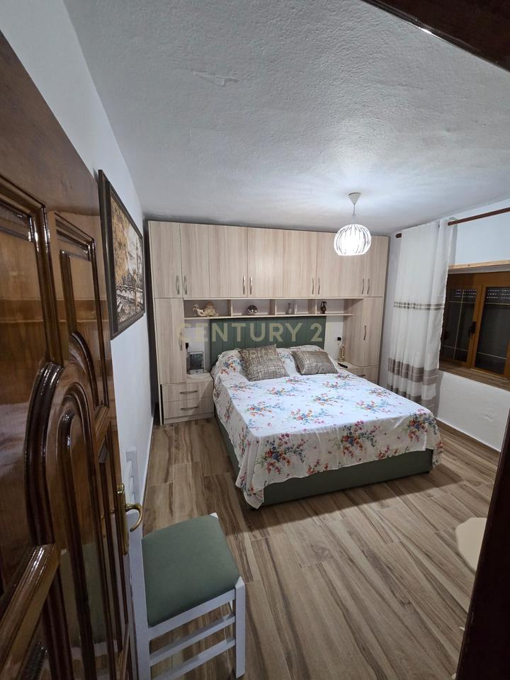Private house and land equipped with a construction permit for a hotel for sale in Voskopojë!