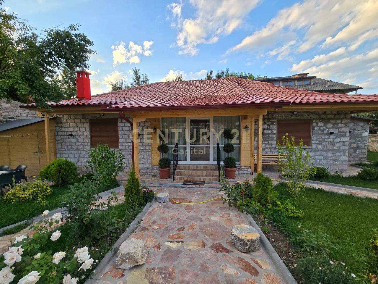 Private house and land equipped with a construction permit for a hotel for sale in Voskopojë!