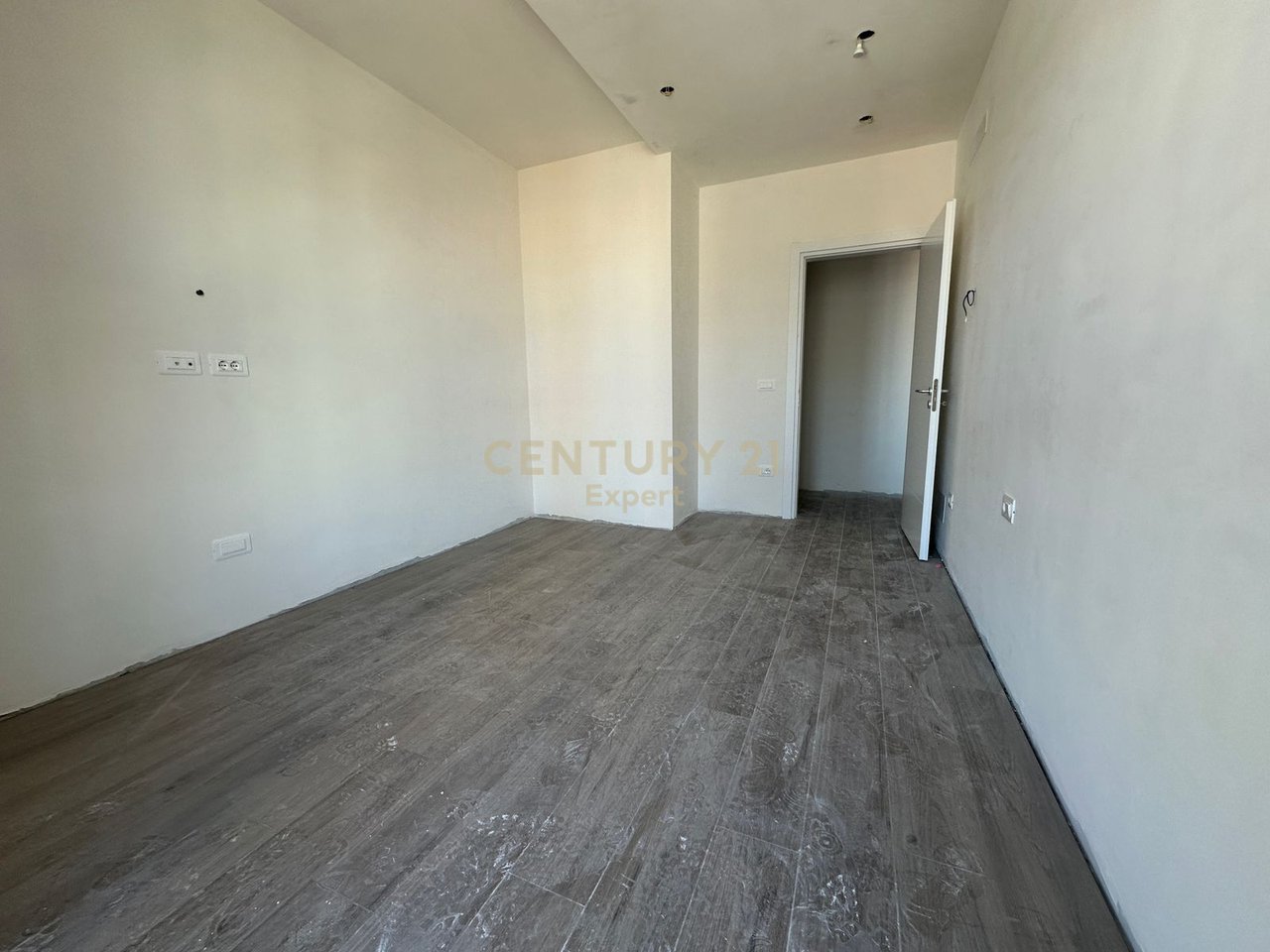 SHESIM APARTAMENT 1+1 NE BULEVARDIN E RI TIRANE !!!