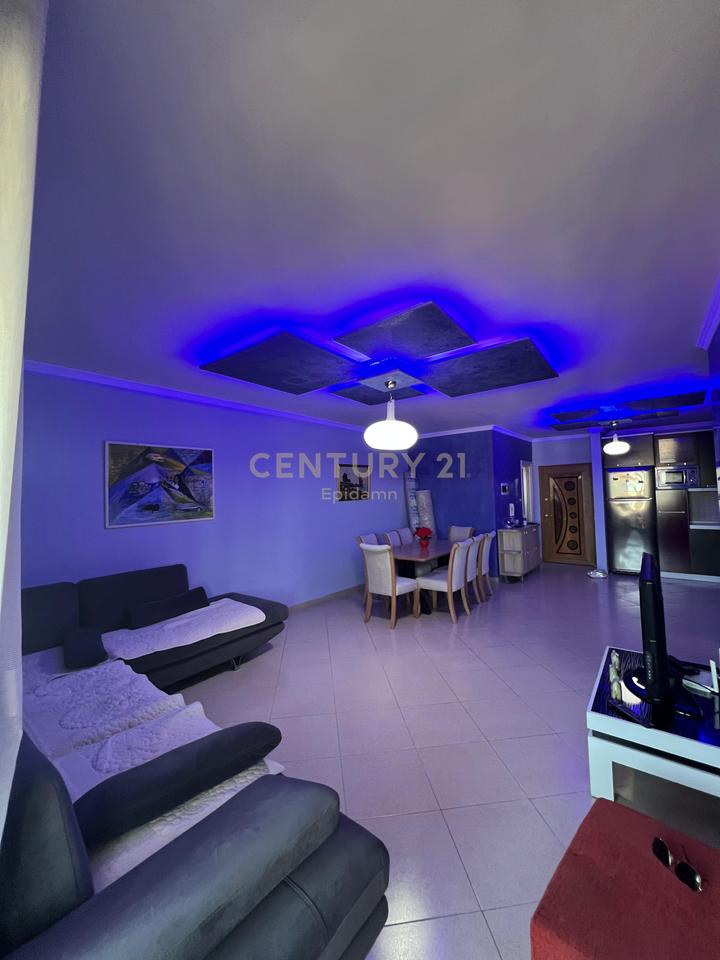 JEPET ME QIRA APARTAMENT 2+1+2 + POST PARKIMI NE STACIONIN E PARE PLAZH!