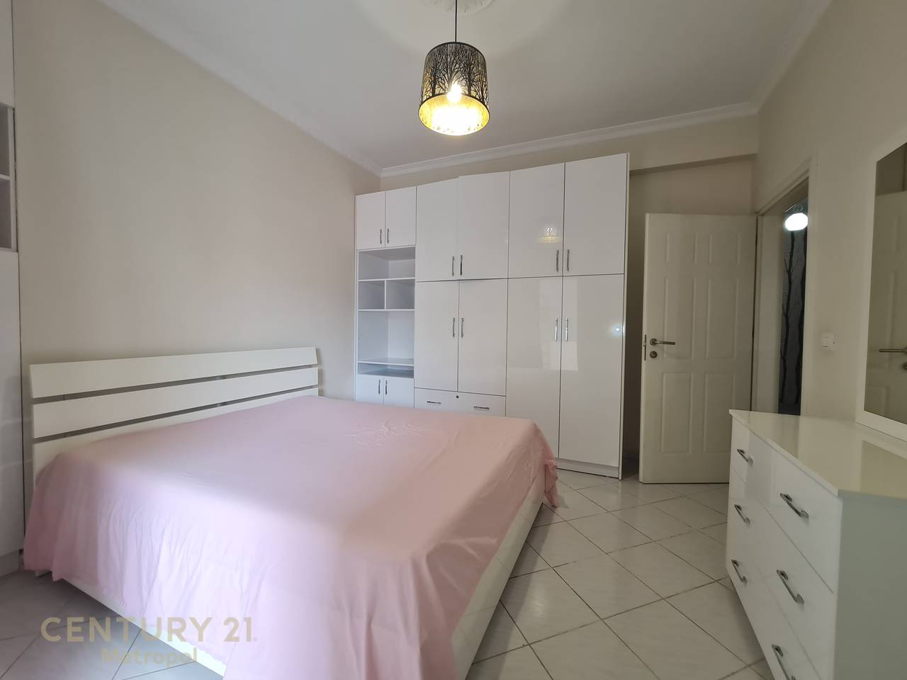 JEPET PER QIRA APARTAMENT 2+1 NE RRUGEN BRIGADA 8- ISH BLLOK!