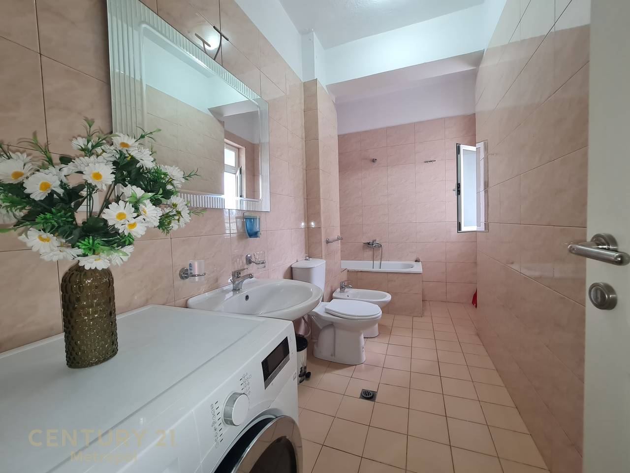 JEPET PER QIRA APARTAMENT 2+1 NE RRUGEN BRIGADA 8- ISH BLLOK!