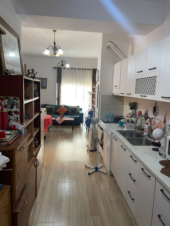 Shitet Apartament 2+1 tek Rezidenca Mangalem
