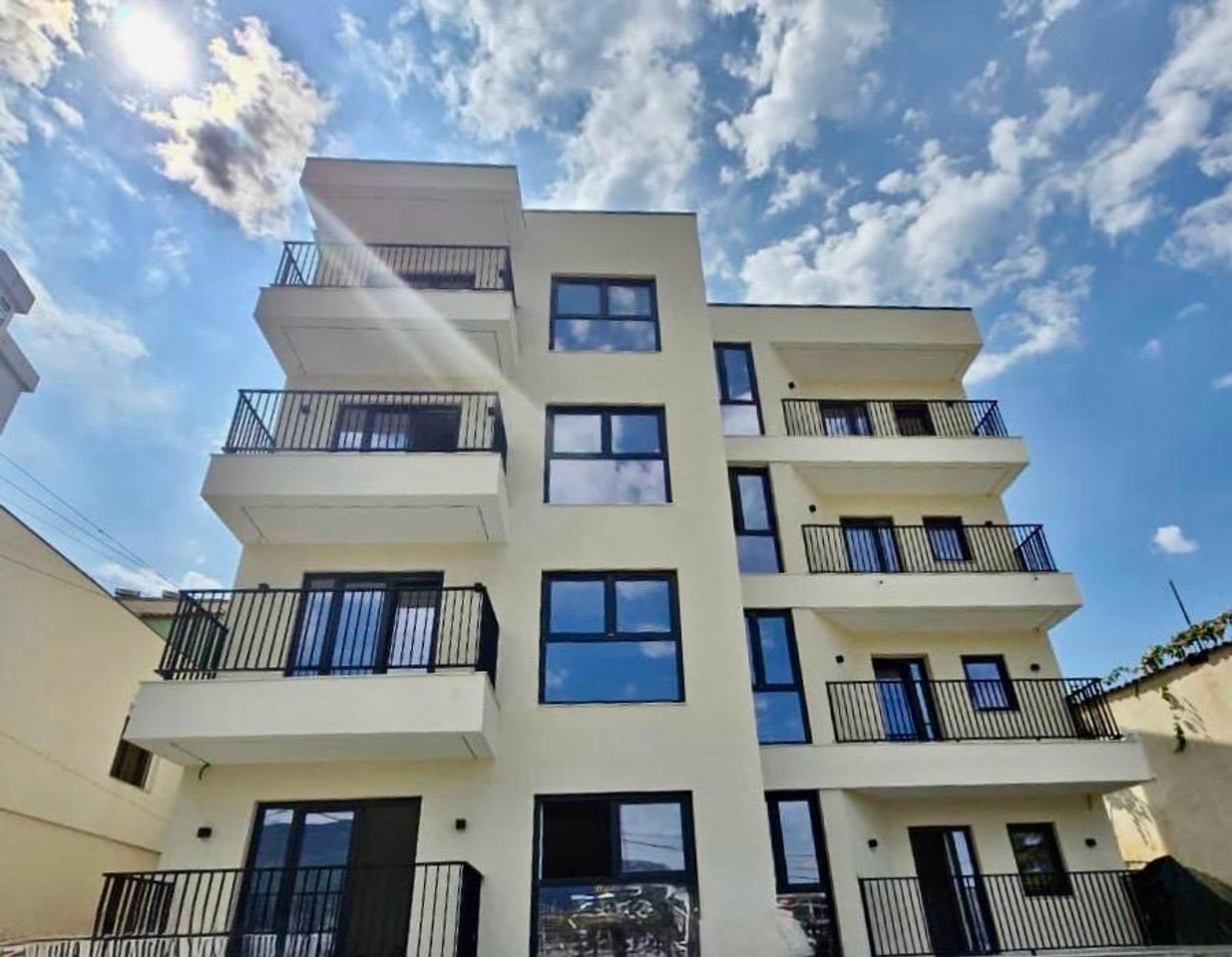 Apartament 1+1 Për Shitje prane Kompleksit Mangalem