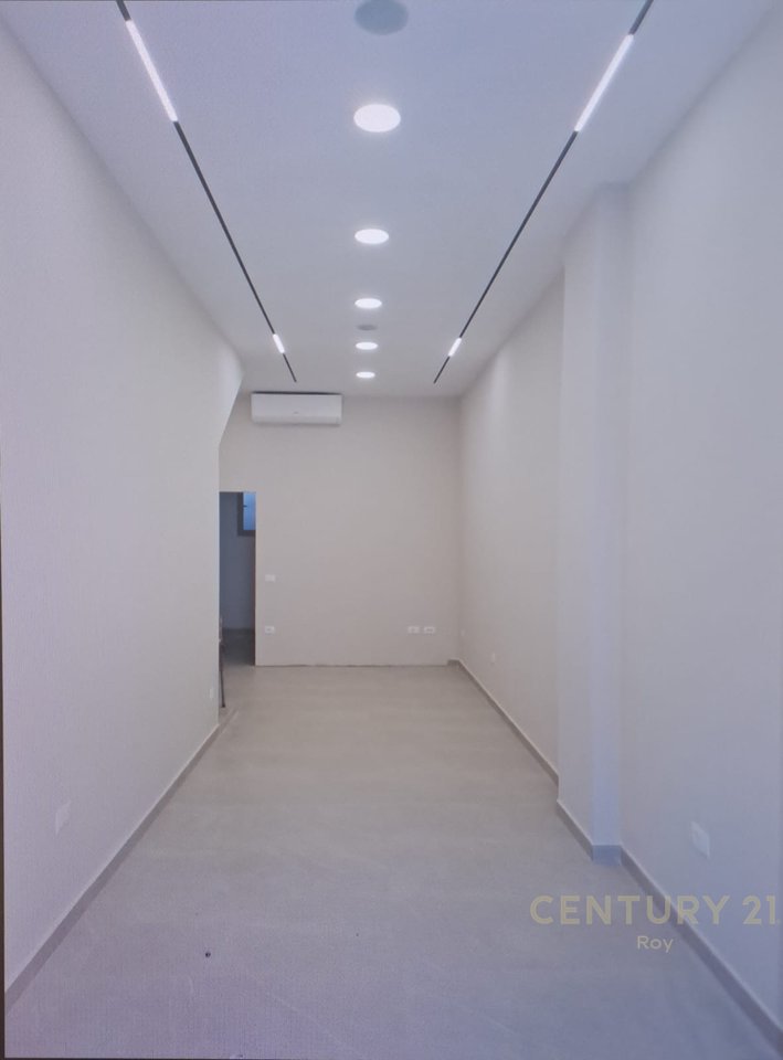 Negozio in affitto in Via Andon Naci a Durrës - 700€ | 47 m²