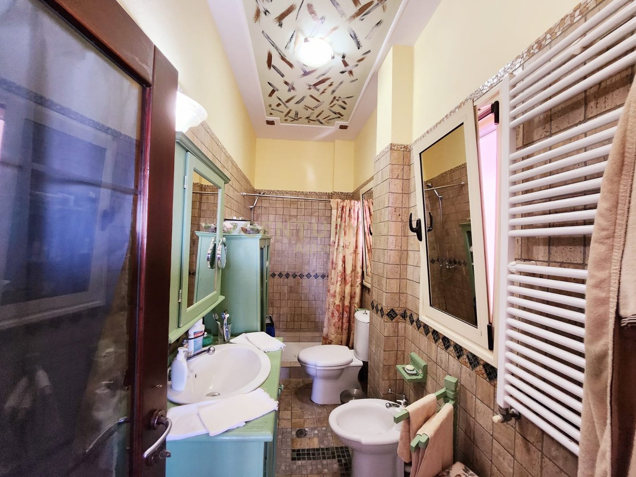 Papafingo rented near the high school 'Ali Demi'