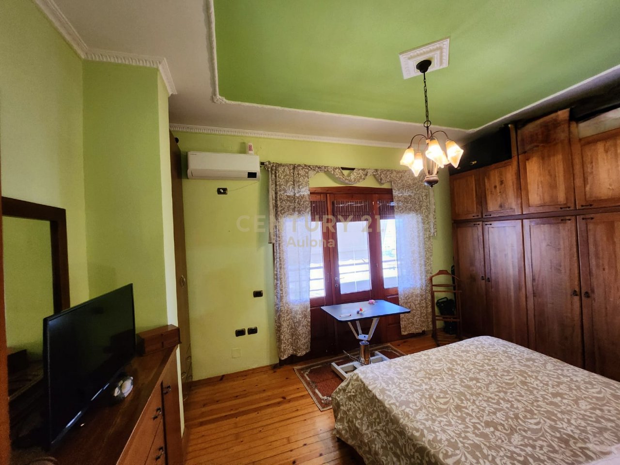 Papafingo rented near the high school 'Ali Demi'