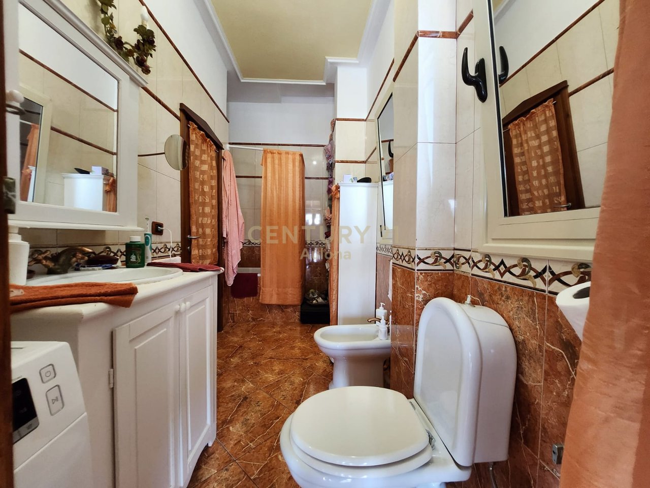 Papafingo rented near the high school 'Ali Demi'