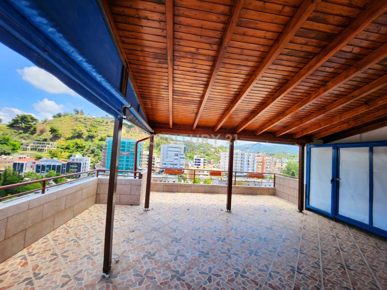 Papafingo rented near the high school 'Ali Demi'