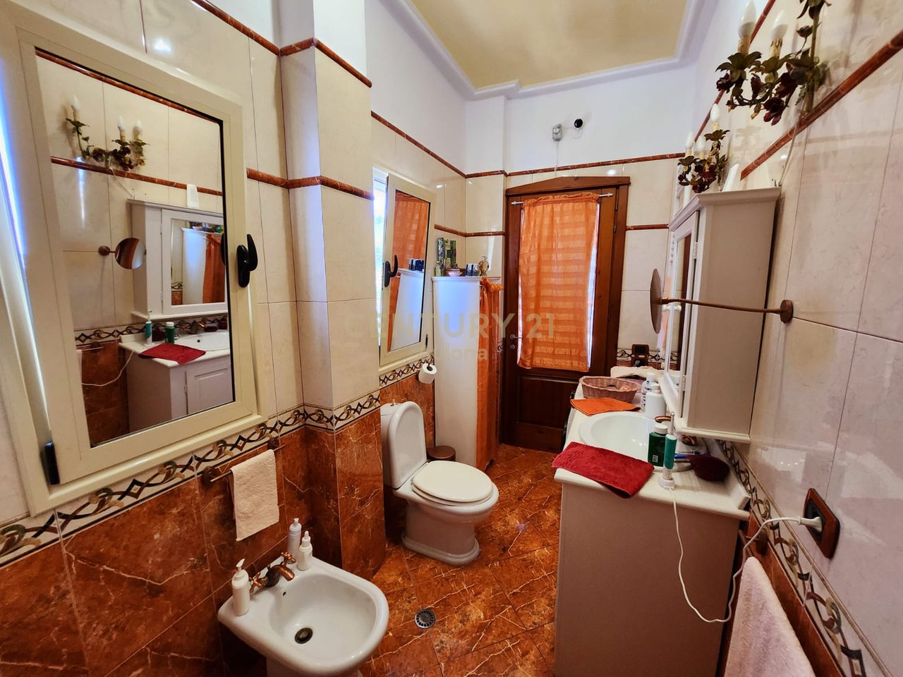Papafingo rented near the high school 'Ali Demi'