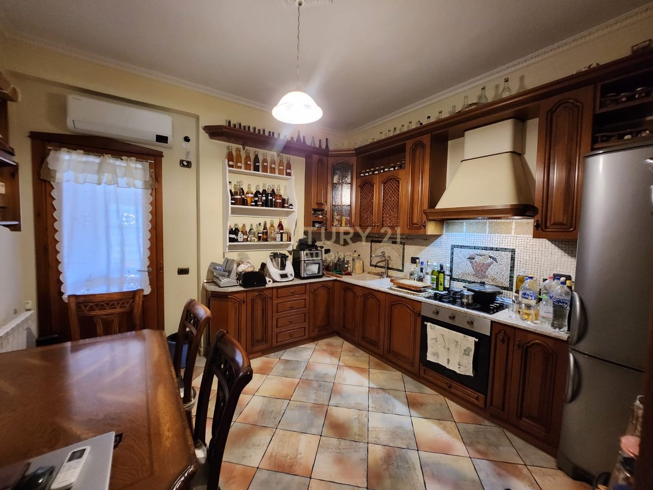 Papafingo rented near the high school 'Ali Demi'