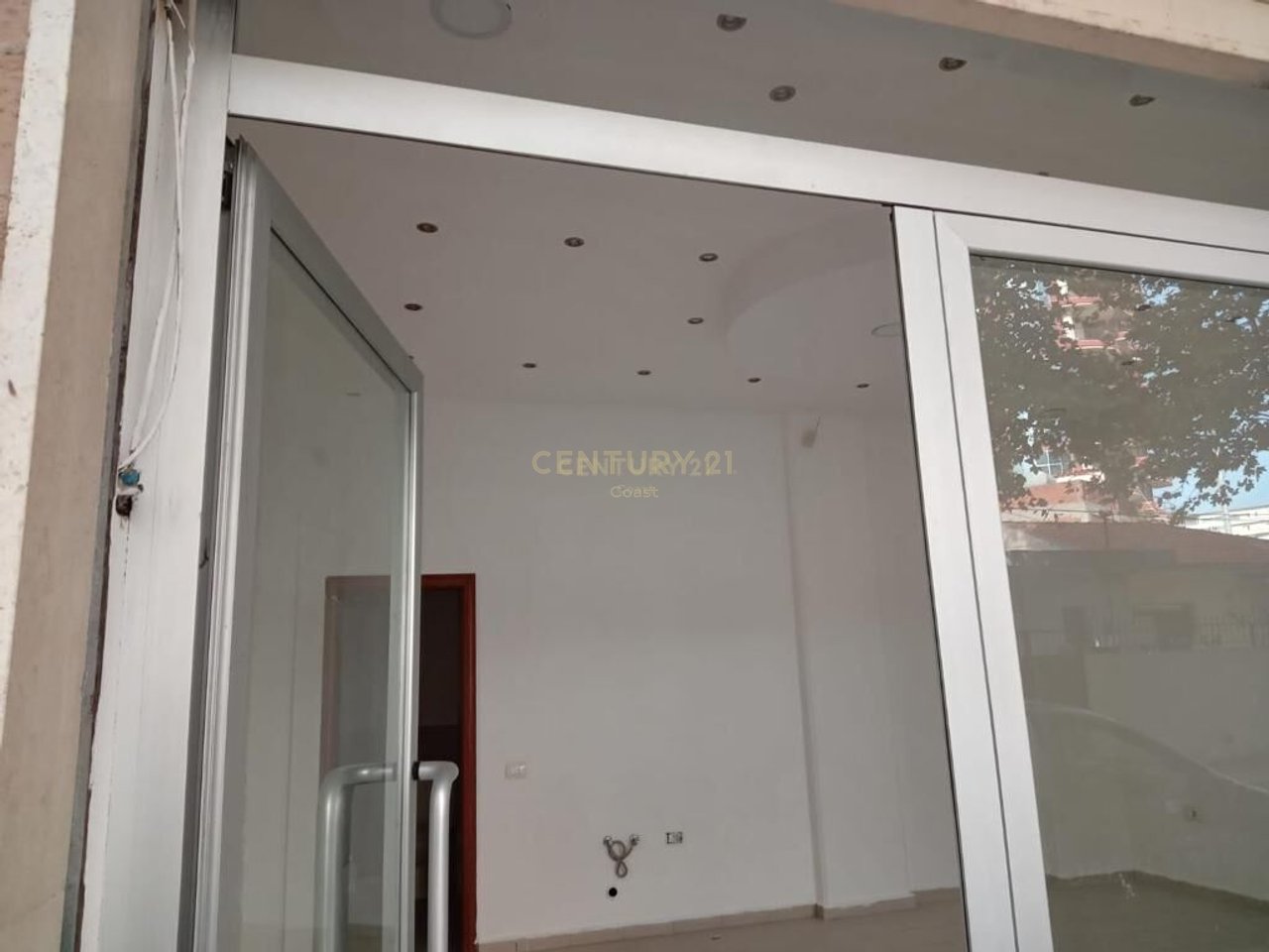 UFFICIO DELL'UNITÀ AZIENDALE VICINO A OSSHE - SUL PONTEGGIO, VLORE