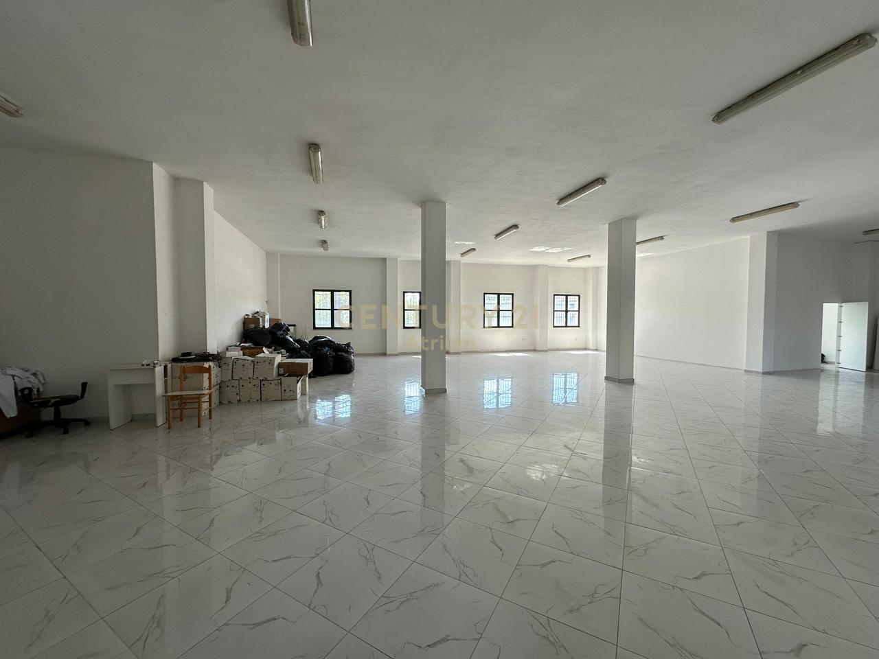 IMMOBILE COMMERCIALE IN AFFITTO IN VIA LAPRAKE DRITAN HOXHA!