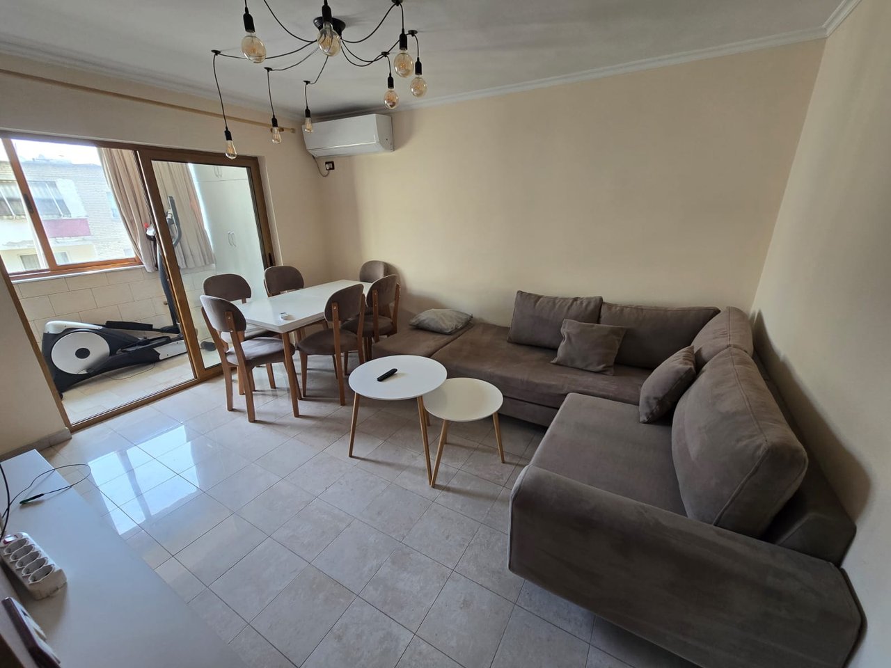 Jepet me Qira Apartament 1+1 pranë ish-Stacionit të Trenit