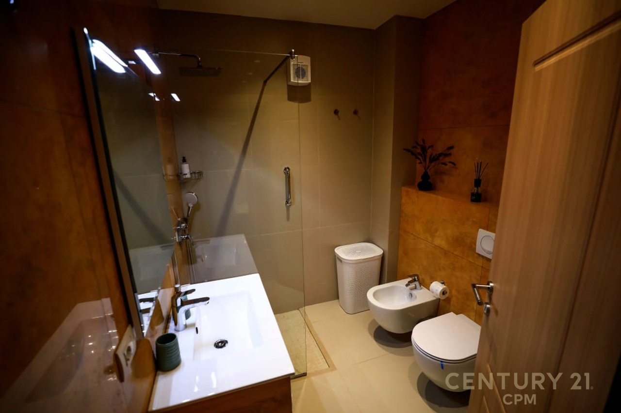 APARTAMENT 2+1 ME QIRA TEK SHALLVARET!
