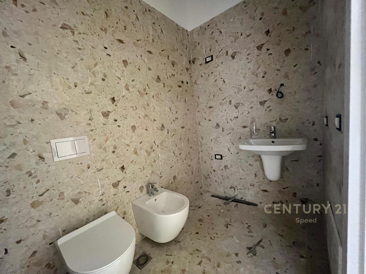 Apartament 2+1 me qira për zyra ne Rrugen Mize Peza!!