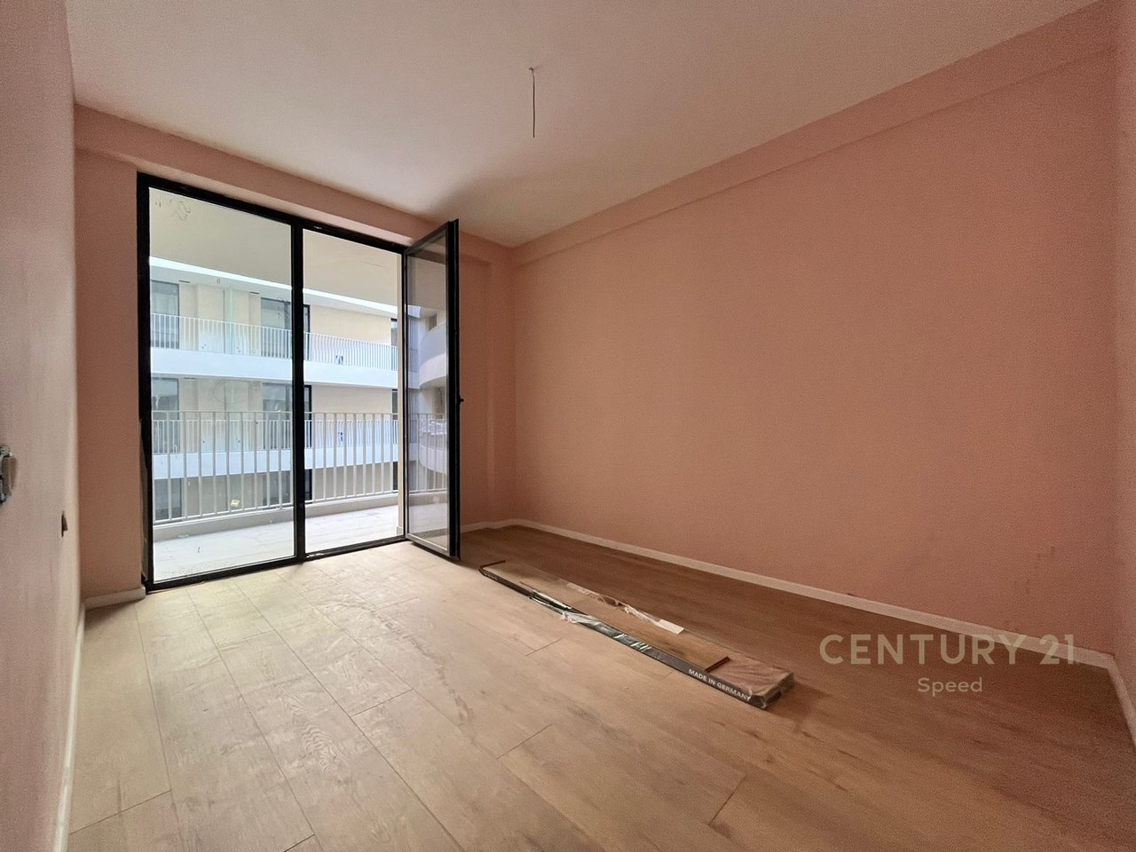 Apartament 3+1 me qira per zyra ne Rrugen Mine Peza!!