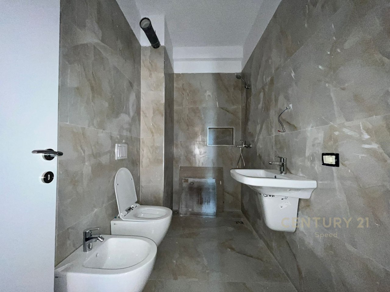 Apartament 3+1 me qira per zyra ne Rrugen Mine Peza!!