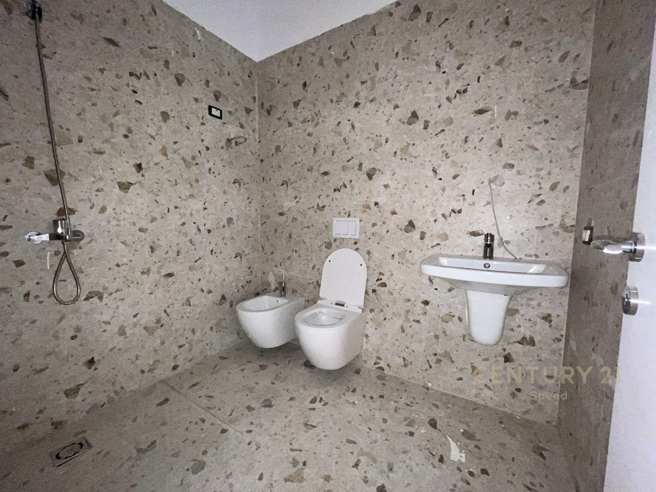 Apartament 3+1 me qira per zyra ne Rrugen Mine Peza!!